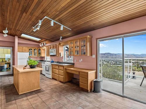 402 Strathcona Terrace, Kamloops, BC - Indoor Photo Showing Kitchen