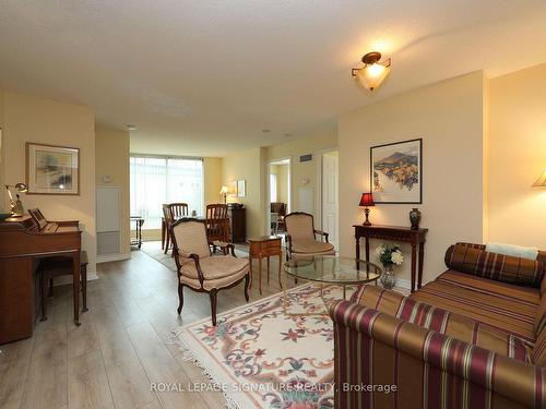 212-7 Lorraine Dr, Toronto, ON - Indoor Photo Showing Living Room