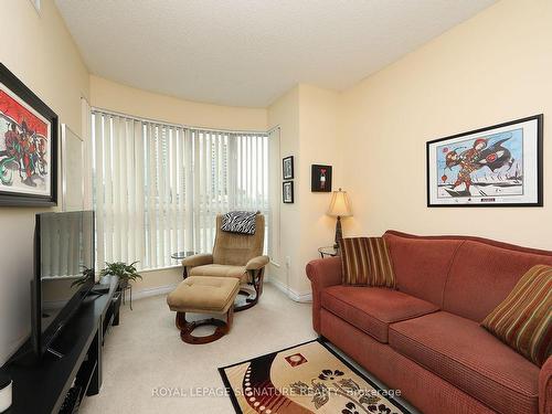 212-7 Lorraine Dr, Toronto, ON - Indoor Photo Showing Living Room