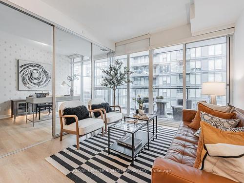 508-90 Queens Wharf Rd, Toronto, ON - Indoor Photo Showing Living Room