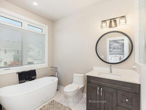 906 Creekfront Way, Newmarket, ON - Indoor Photo Showing Bathroom