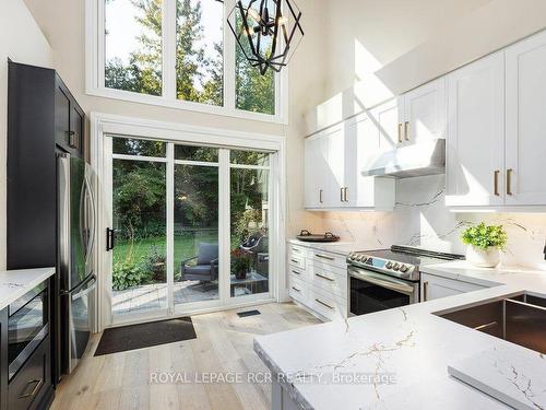 906 Creekfront Way, Newmarket, ON - Indoor Photo Showing Kitchen With Upgraded Kitchen