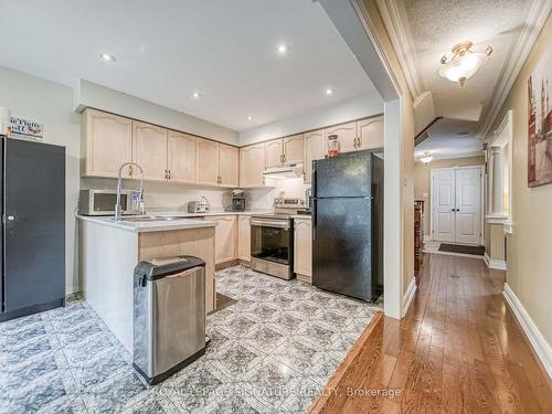 3206 Forrestdale Circ, Mississauga, ON - Indoor Photo Showing Kitchen