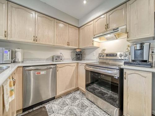 3206 Forrestdale Circ, Mississauga, ON - Indoor Photo Showing Kitchen