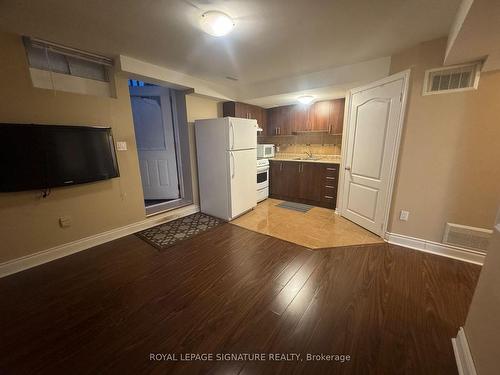 427 Comiskey Cres, Mississauga, ON - Indoor Photo Showing Kitchen