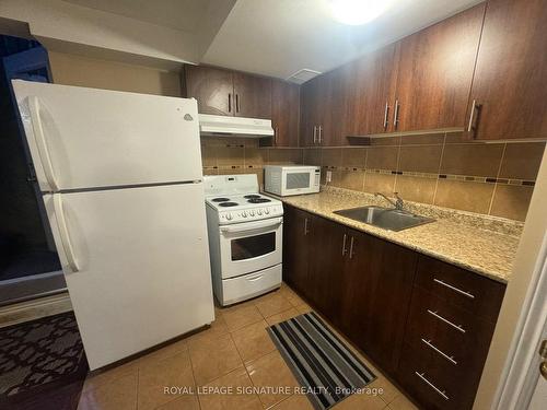 427 Comiskey Cres, Mississauga, ON - Indoor Photo Showing Kitchen