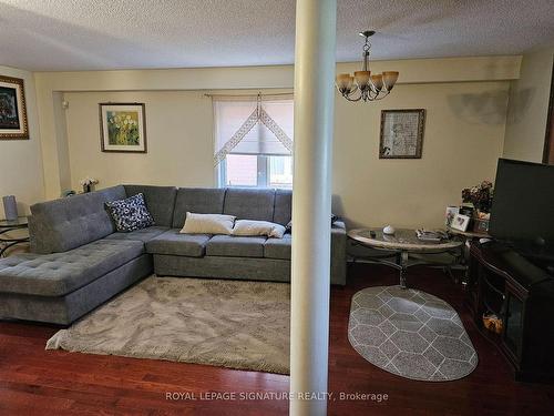 46 Stirrup Crt, Brampton, ON - Indoor Photo Showing Living Room