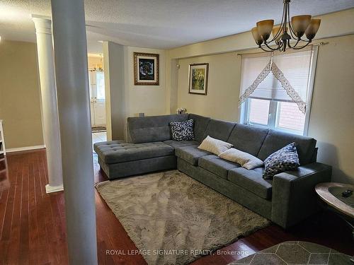 46 Stirrup Crt, Brampton, ON - Indoor Photo Showing Living Room