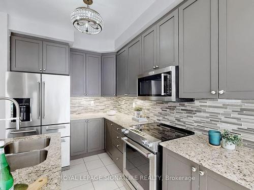 14 Rockman Cres, Brampton, ON - Indoor Photo Showing Kitchen With Double Sink With Upgraded Kitchen