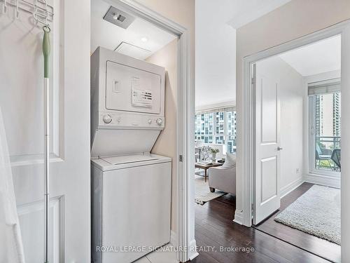 704-20 Gothic Ave, Toronto, ON - Indoor Photo Showing Laundry Room