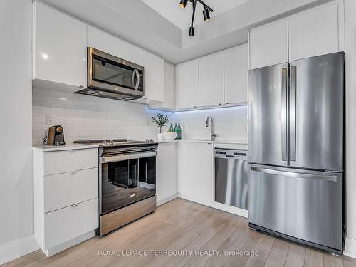 910-1461 Lawrence Ave, Toronto, ON - Indoor Photo Showing Kitchen With Upgraded Kitchen