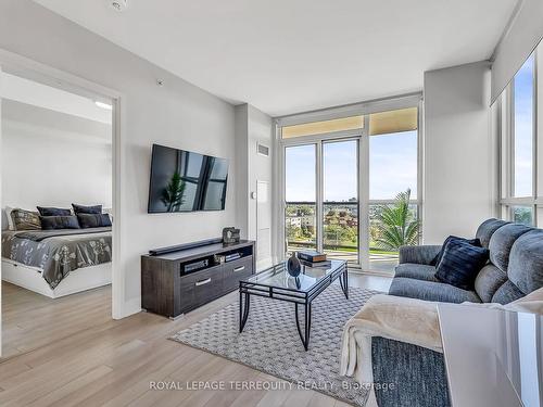 910-1461 Lawrence Ave, Toronto, ON - Indoor Photo Showing Living Room