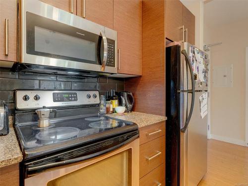 202-4394 West Saanich Rd, Saanich, BC - Indoor Photo Showing Kitchen