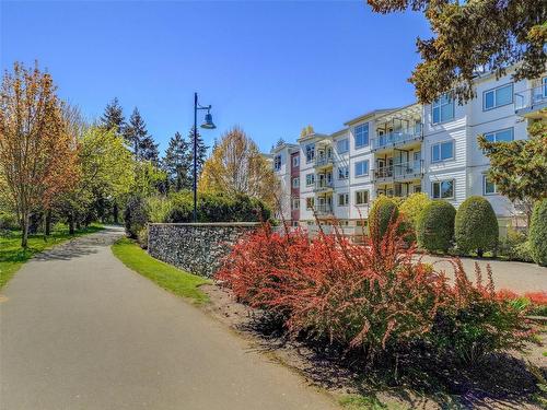 202-4394 West Saanich Rd, Saanich, BC - Outdoor