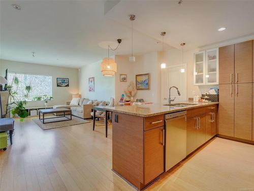 202-4394 West Saanich Rd, Saanich, BC - Indoor Photo Showing Kitchen