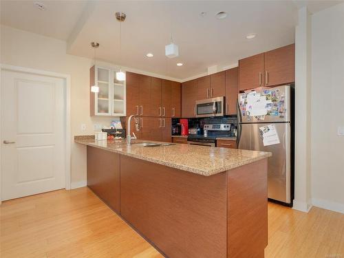 202-4394 West Saanich Rd, Saanich, BC - Indoor Photo Showing Kitchen