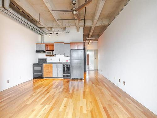 512-1061 Fort St, Victoria, BC - Indoor Photo Showing Kitchen