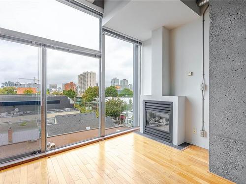 512-1061 Fort St, Victoria, BC - Indoor With Fireplace