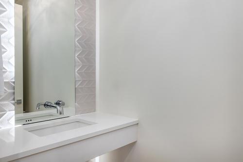 998 Guisachan Road, Kelowna, BC - Indoor Photo Showing Bathroom