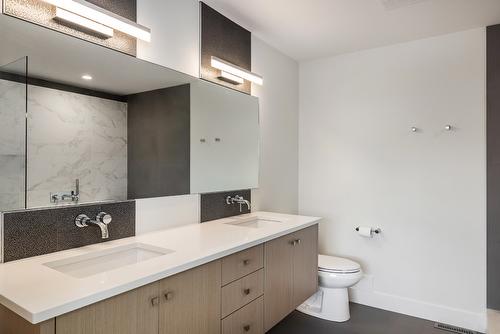 998 Guisachan Road, Kelowna, BC - Indoor Photo Showing Bathroom