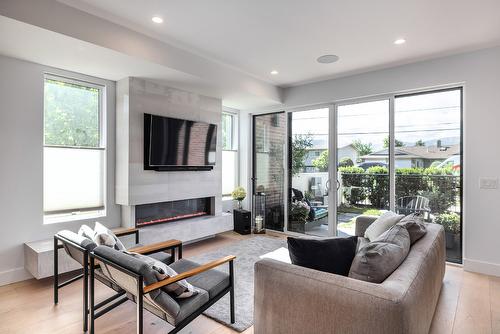 998 Guisachan Road, Kelowna, BC - Indoor Photo Showing Living Room With Fireplace