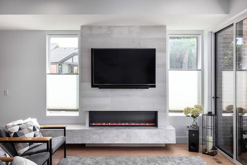 998 Guisachan Road, Kelowna, BC - Indoor Photo Showing Living Room With Fireplace