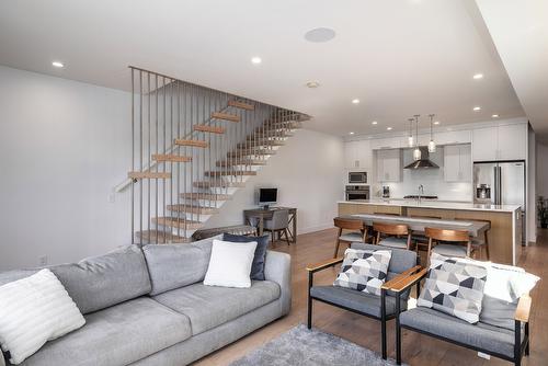 998 Guisachan Road, Kelowna, BC - Indoor Photo Showing Living Room