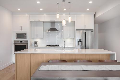 998 Guisachan Road, Kelowna, BC - Indoor Photo Showing Kitchen With Stainless Steel Kitchen With Upgraded Kitchen