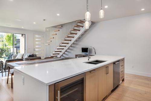 998 Guisachan Road, Kelowna, BC - Indoor Photo Showing Kitchen With Double Sink