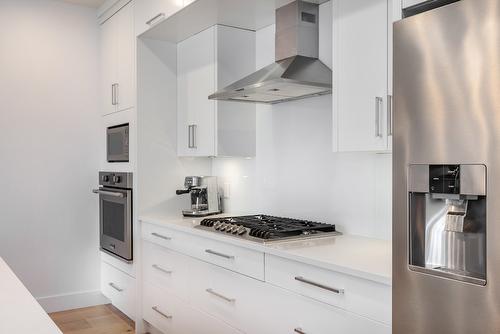 998 Guisachan Road, Kelowna, BC - Indoor Photo Showing Kitchen With Stainless Steel Kitchen With Upgraded Kitchen