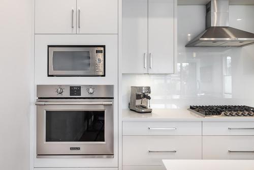 998 Guisachan Road, Kelowna, BC - Indoor Photo Showing Kitchen