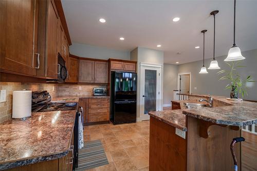 27-3805 Patten Drive, Armstrong, BC - Indoor Photo Showing Kitchen With Double Sink