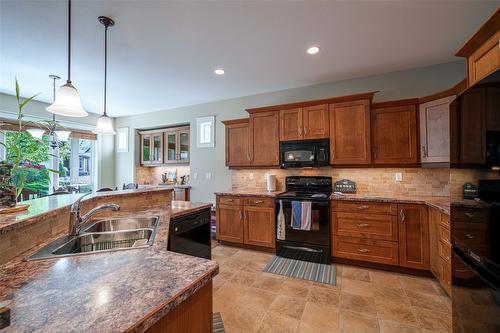 27-3805 Patten Drive, Armstrong, BC - Indoor Photo Showing Kitchen With Double Sink