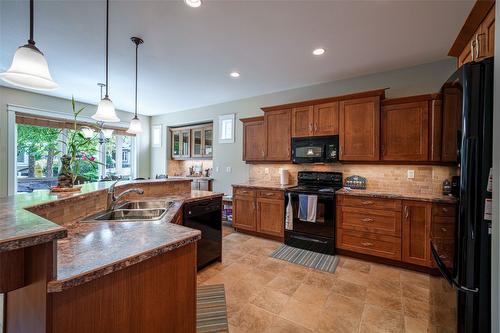 27-3805 Patten Drive, Armstrong, BC - Indoor Photo Showing Kitchen With Double Sink