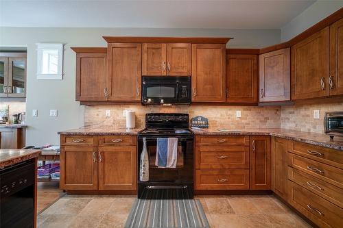 27-3805 Patten Drive, Armstrong, BC - Indoor Photo Showing Kitchen