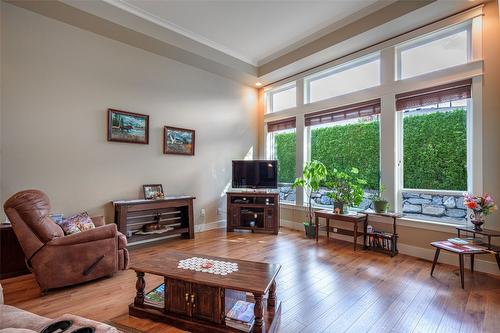 27-3805 Patten Drive, Armstrong, BC - Indoor Photo Showing Living Room