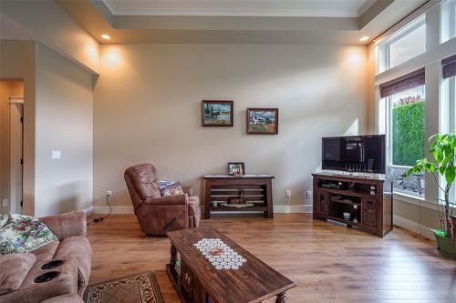 27-3805 Patten Drive, Armstrong, BC - Indoor Photo Showing Living Room