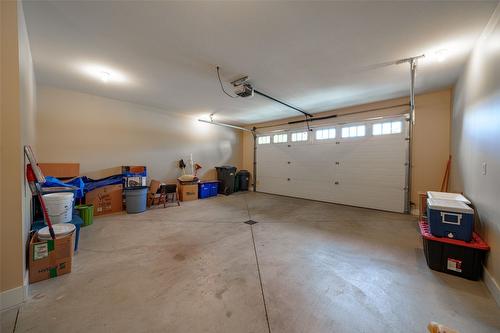 27-3805 Patten Drive, Armstrong, BC - Indoor Photo Showing Garage