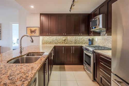 1408-75 Martin Street, Penticton, BC - Indoor Photo Showing Kitchen With Double Sink With Upgraded Kitchen