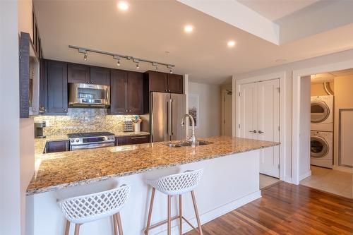 1408-75 Martin Street, Penticton, BC - Indoor Photo Showing Kitchen With Double Sink With Upgraded Kitchen