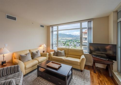 1408-75 Martin Street, Penticton, BC - Indoor Photo Showing Living Room