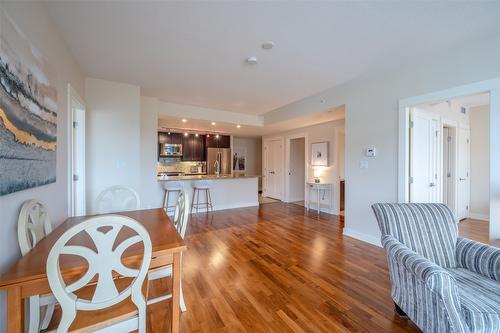 1408-75 Martin Street, Penticton, BC - Indoor Photo Showing Living Room