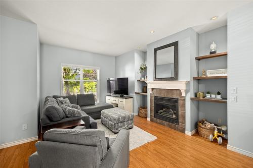 25-380 Providence Avenue, Kelowna, BC - Indoor Photo Showing Living Room With Fireplace