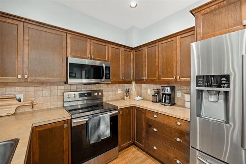 25-380 Providence Avenue, Kelowna, BC - Indoor Photo Showing Kitchen With Stainless Steel Kitchen