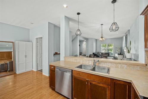 25-380 Providence Avenue, Kelowna, BC - Indoor Photo Showing Kitchen With Double Sink