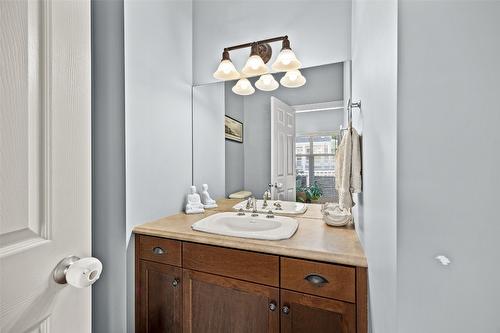 25-380 Providence Avenue, Kelowna, BC - Indoor Photo Showing Bathroom