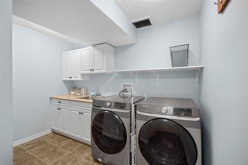 25-380 Providence Avenue, Kelowna, BC - Indoor Photo Showing Laundry Room