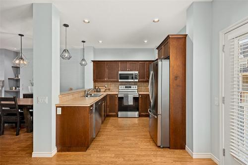 25-380 Providence Avenue, Kelowna, BC - Indoor Photo Showing Kitchen With Stainless Steel Kitchen With Double Sink