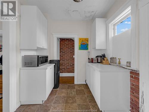 211 Oak, Windsor, ON - Indoor Photo Showing Laundry Room