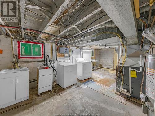 211 Oak, Windsor, ON - Indoor Photo Showing Laundry Room